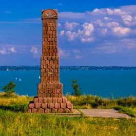 Soós Lajos emlékoszlop Balatonkenese - Egyéb