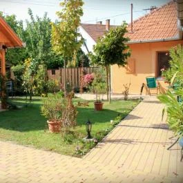 Estike Apartman Gyula - Medence/kert