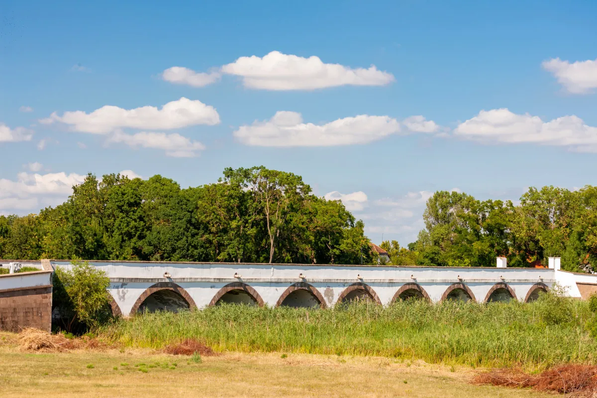 13 lenyűgöző gyaloghíd Magyarországon - Kilenclyukú híd (Hortobágy)