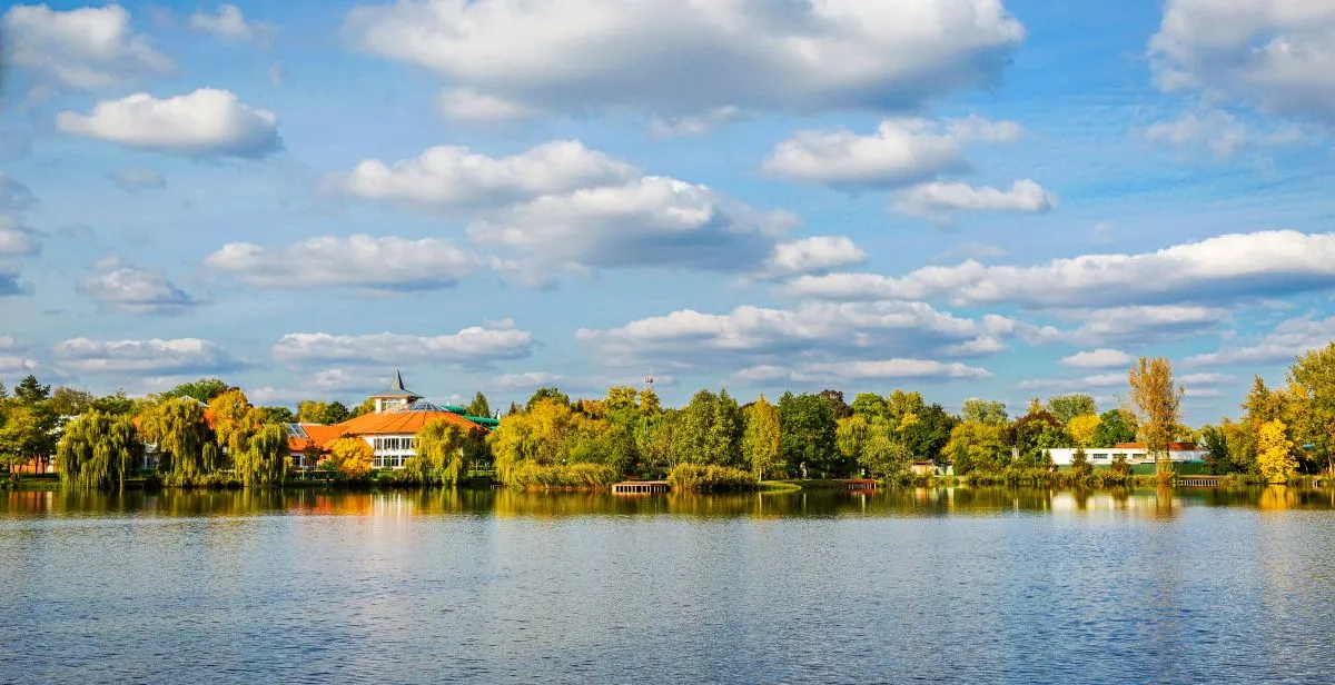 Cápaalagút, panorámás kilátótorony, mezítlábas túra − Nyíregyháza varázslatos látnivalói