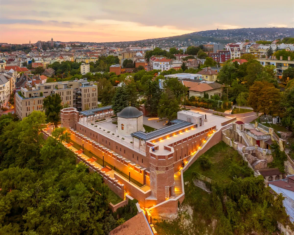 Sétáljunk Budapest legszebb virágoskertjeiben! - Gül Baba Türbe és Rózsakert