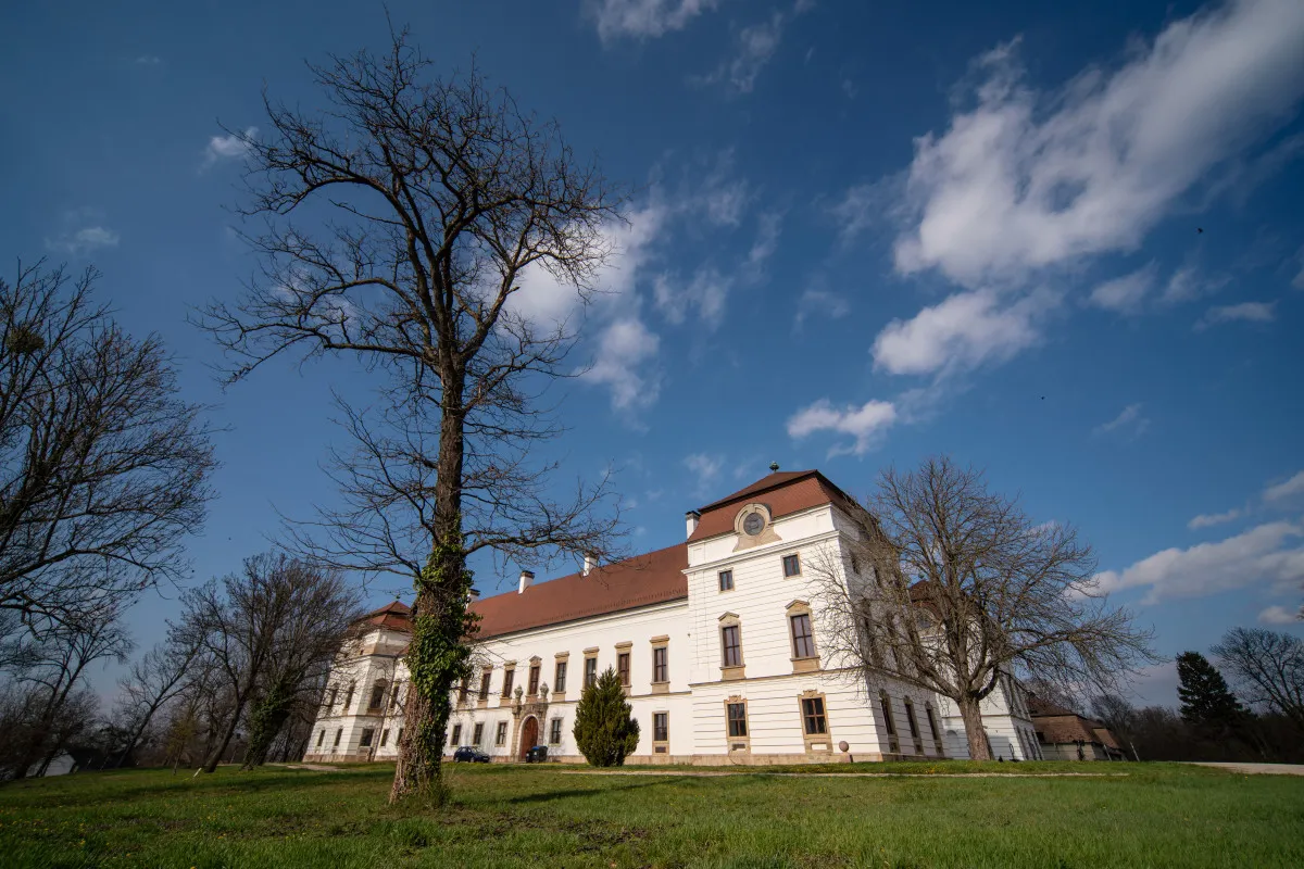 Barangolás Veszprém megyében - pápai Esterházy-kastély 
