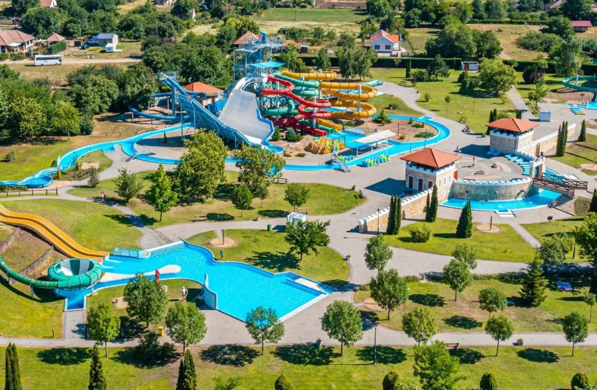 Családi nyaralás gyerekkel - Aqua Centrum Csúszdapark, Gyógy- és Strandfürdő (Cegléd)