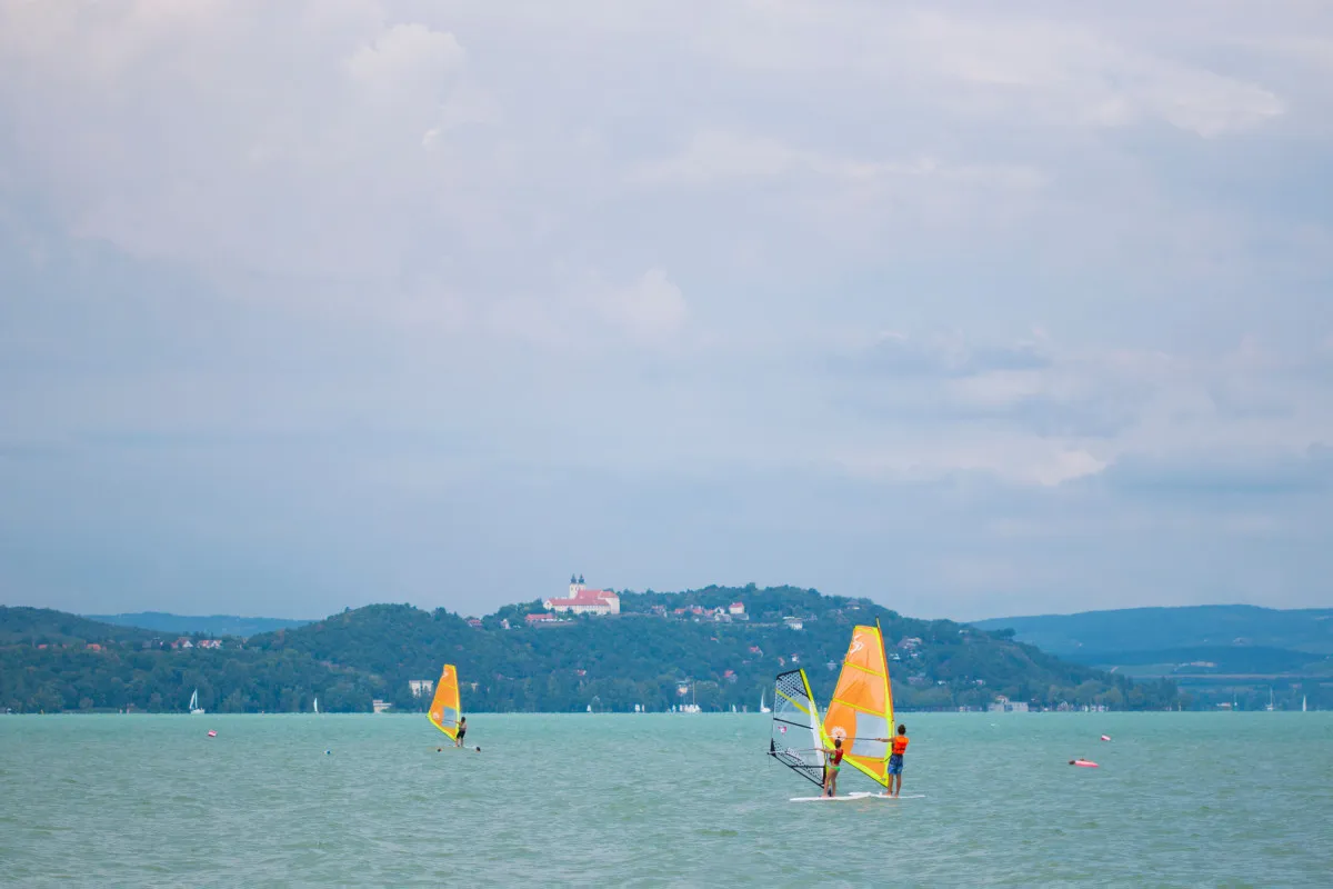 Izgalmas vízi sportok a nyári melegben - Szörf a Balatonon