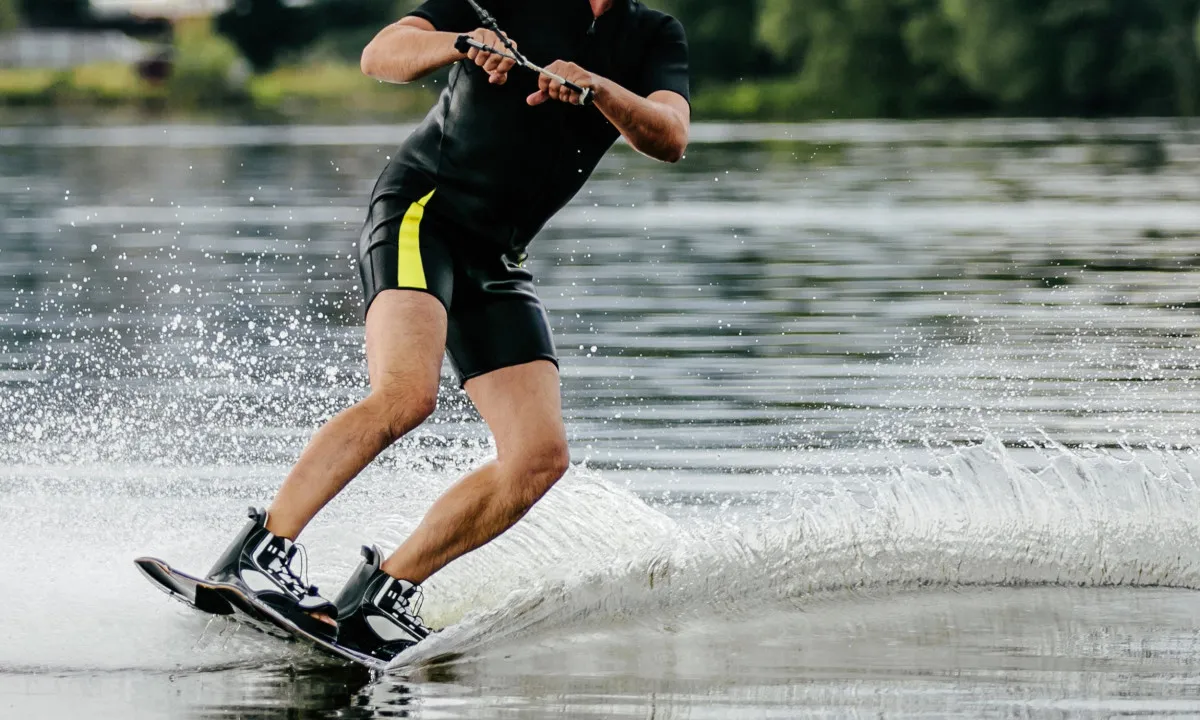 Izgalmas vízi sportok a nyári melegben - Wakeboard (A fotó illusztráció.)