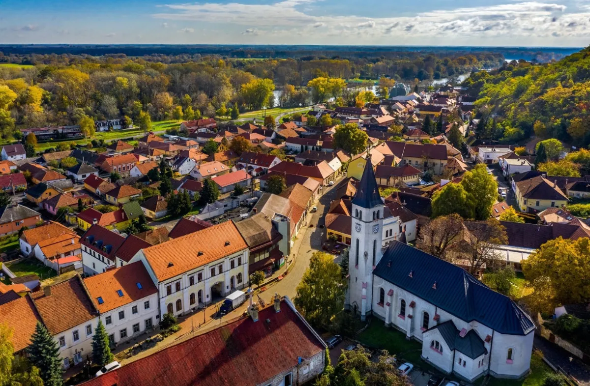 Bájos kisvárosok őszi városnézéshez - Jézus szíve templom és környező utcái