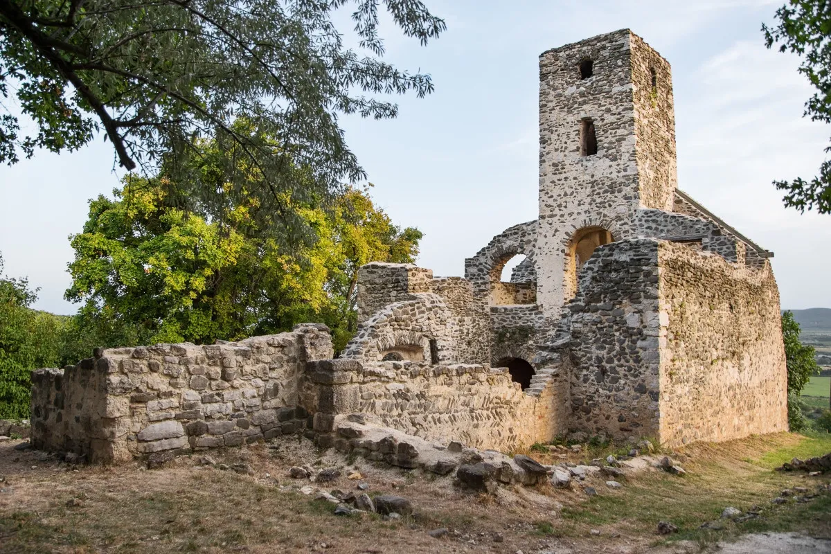 Balatoni látnivalók a színes őszi falevelek bűvöletében - Szent Balázs-templomrom