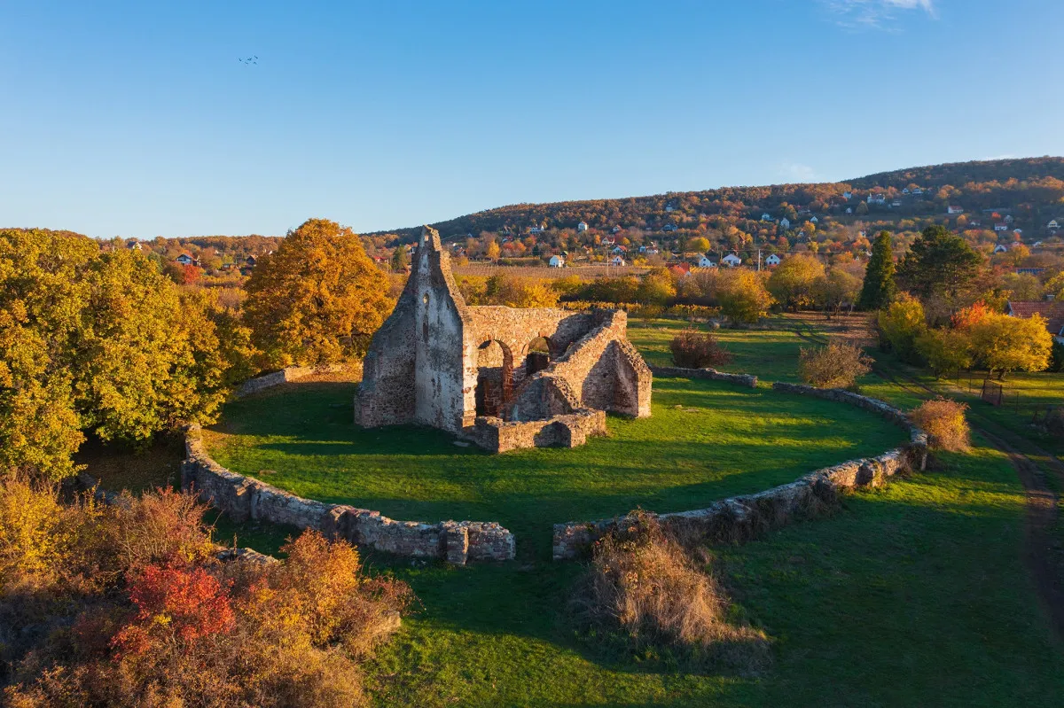 Balatoni látnivalók a színes őszi falevelek bűvöletében - Ecséri templomrom