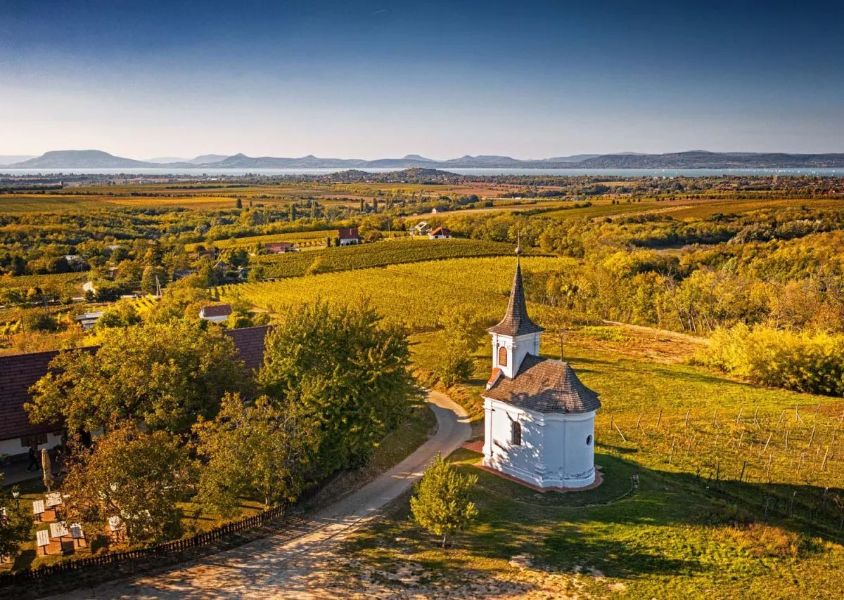 Balatoni látnivalók a színes őszi falevelek bűvöletében - Szent Donát-kápolna (Balatonlelle)