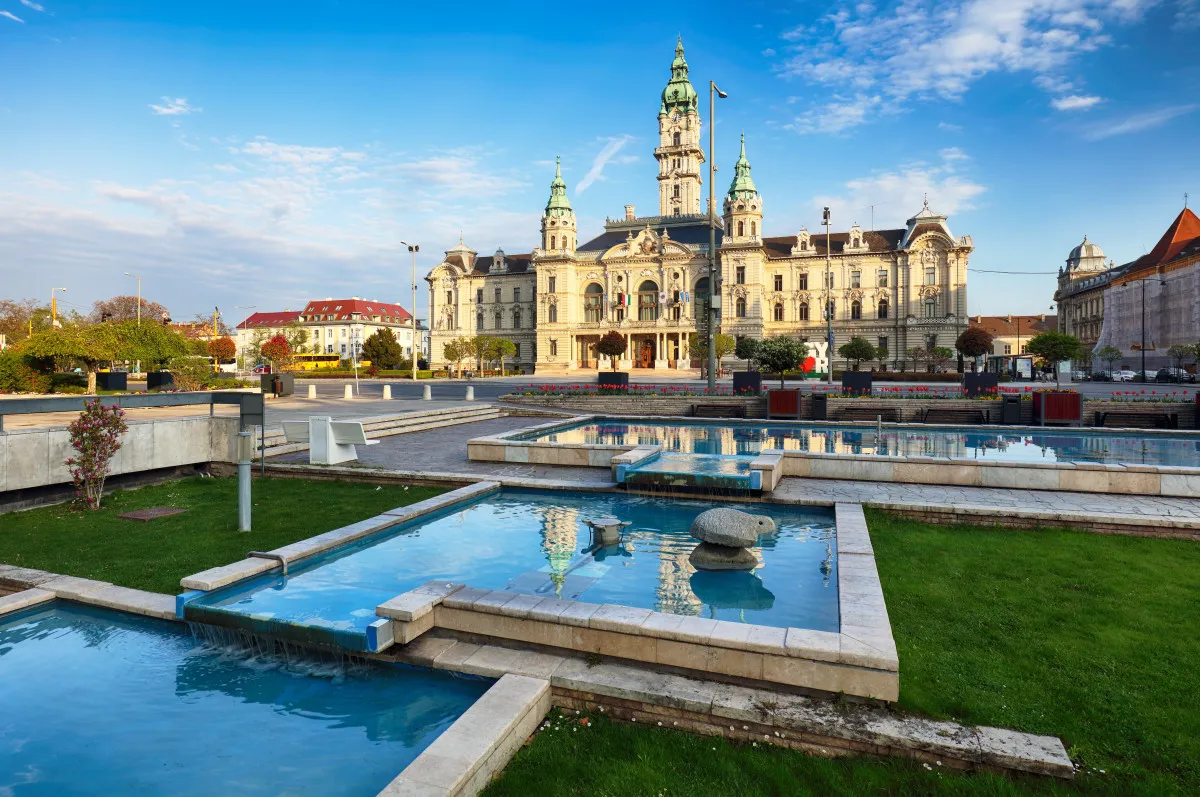 Győri látnivalók: a belvárosban található ikonikus Városháza és a szökőkút 