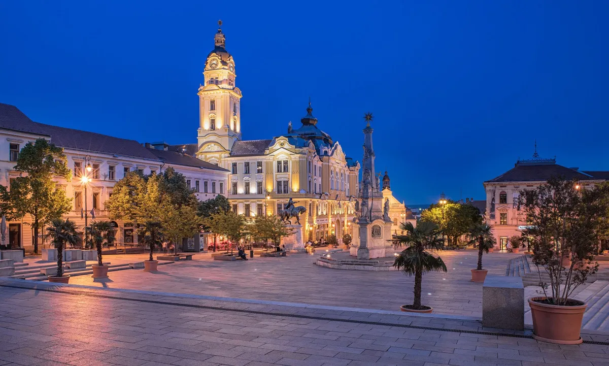 Látnivalók Pécs: a mediterrán városban bőven találunk nevezetességet, többek között a Széchenyi teret