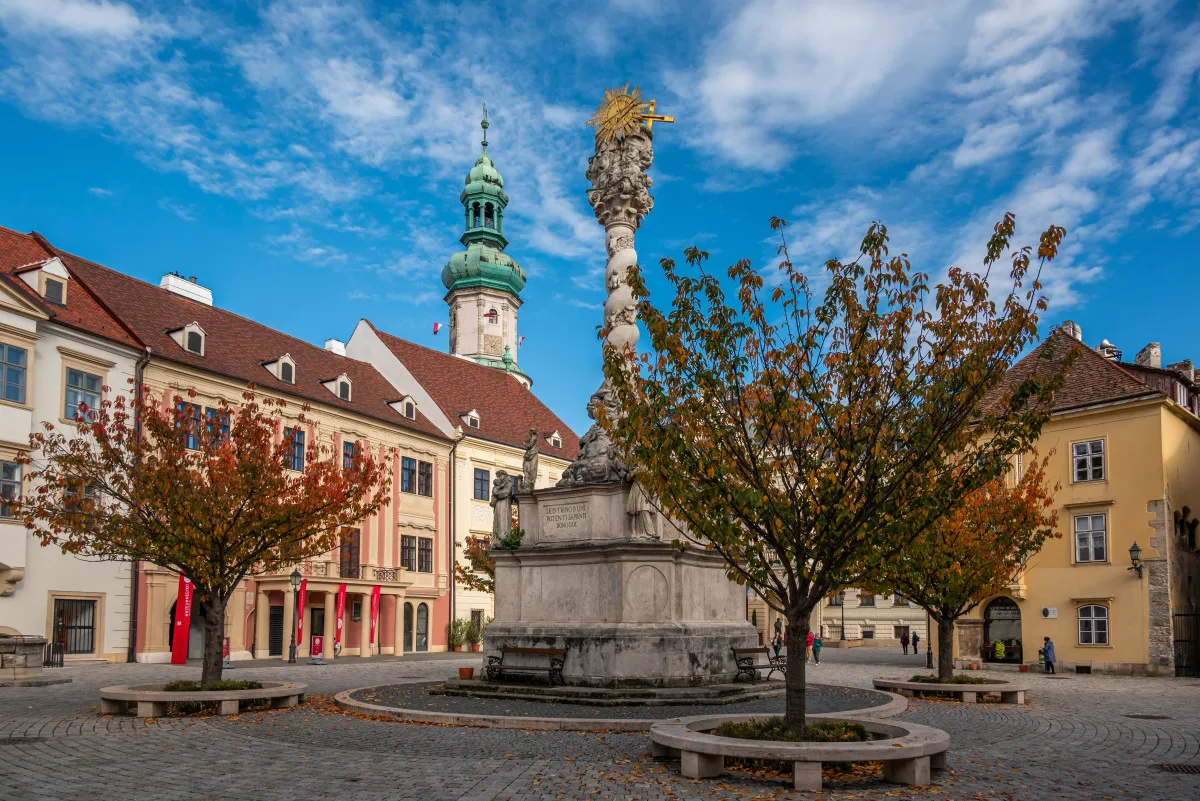 Sopron látnivalók: a Fő tér a város egyik jellegzetessége