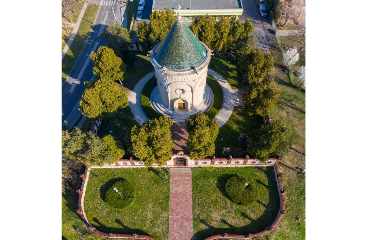 Festői szépségű Zsolnay Mauzóleum és kertje