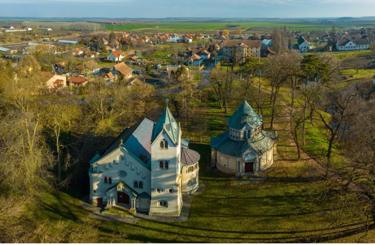 Dobozon található Wenckheim családi mauzóleum, környező fáival