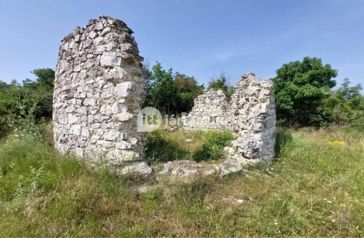 A Kerekszenttamási templomrom az egykori falu emlékét őrzi