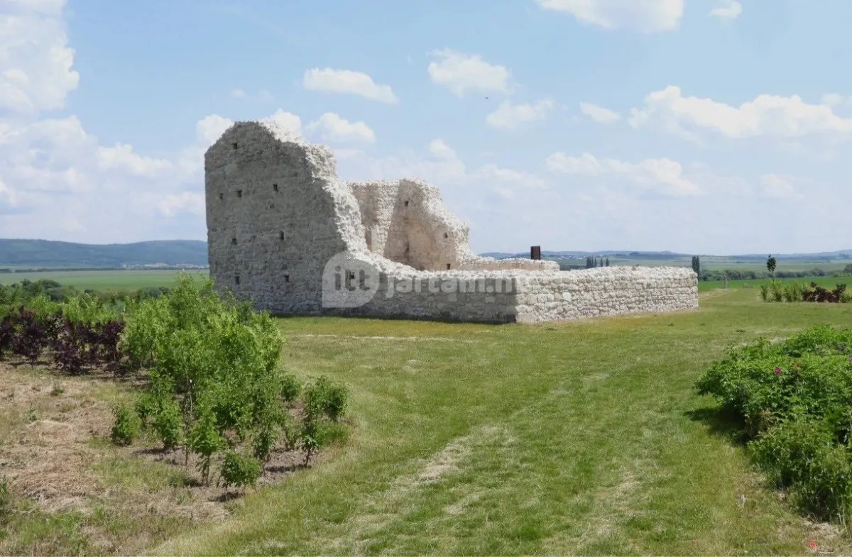 A 800 éves töki templomrom restaurációját követően megújult környezettel és falakkal várja az érdeklődőket