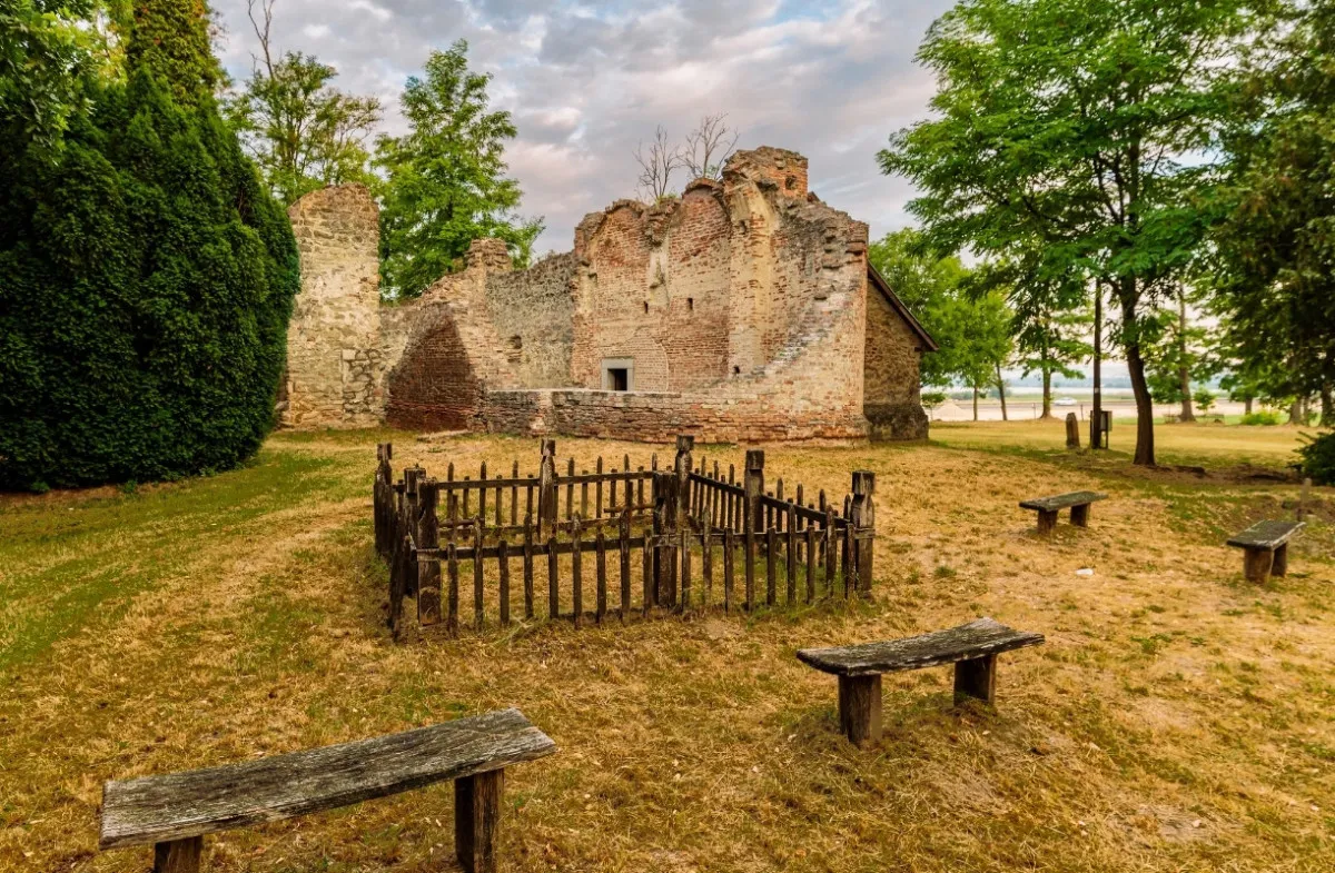 A Rádligeti Árpád-kori romtemplom Balatonlelle kihagyhatatlan látványossága