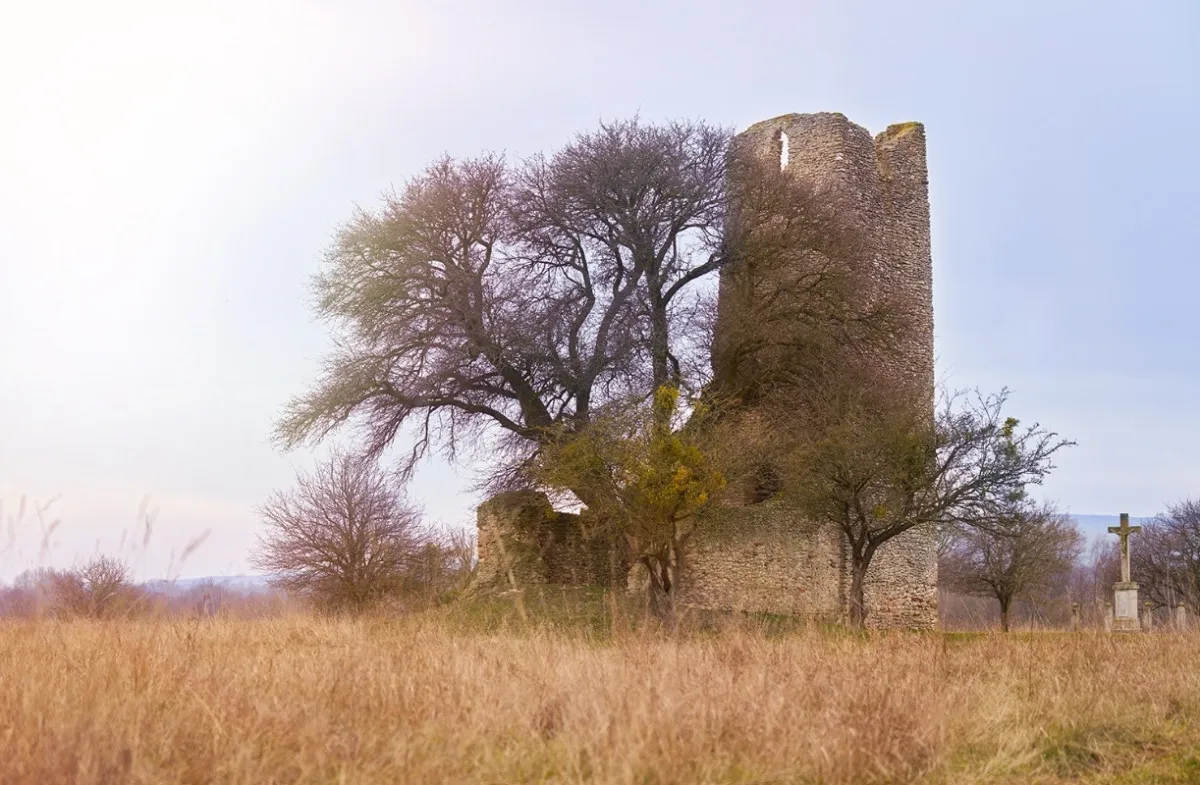 A Nagykeszi templomrom sok száz éves múltjával még ma is magabiztosan áll 