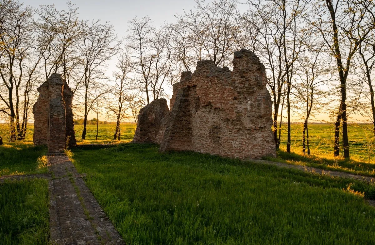 A Csomorkányi templomrom szintén egy hajdani falu utolsó épületeként fogadja a kirándulókat