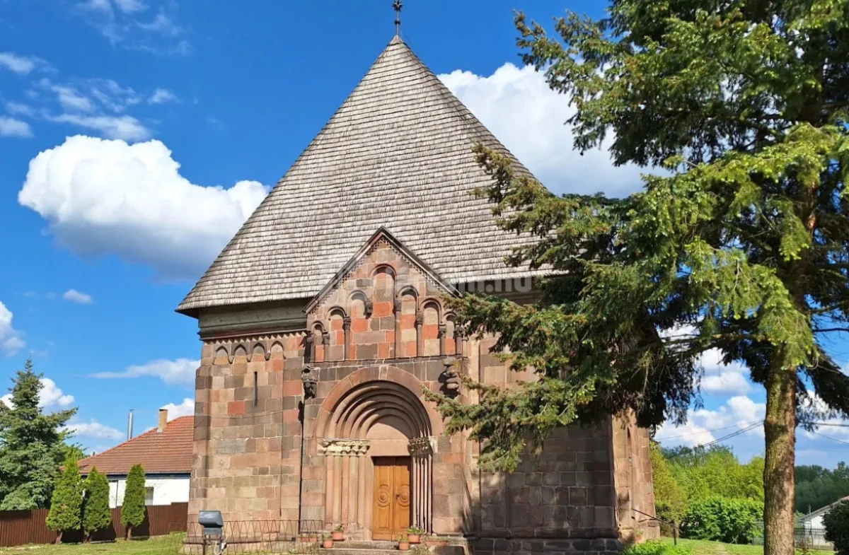 Látnivalók Észak-Magyarországon: a középkori karcsai református templomot ma is remek állapotában tudjuk megcsodálni