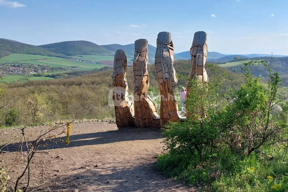 Hollókő látnivalók: a Kéz-kilátó igazán különleges építmény, ahonnan csodás panoráma tárul elénk