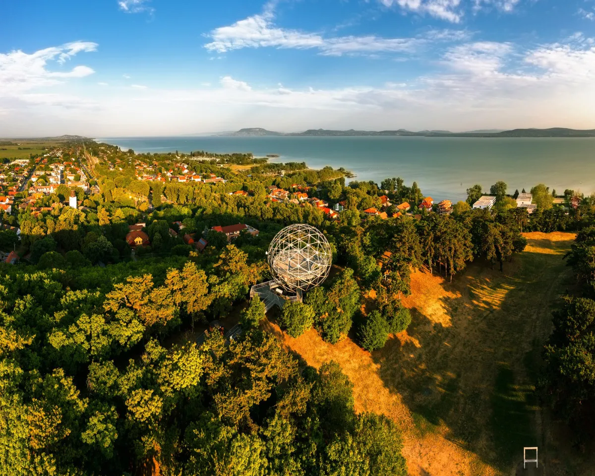 Balaton látnivalók: a Gömbkilátó látványát kár lenne kihagyni