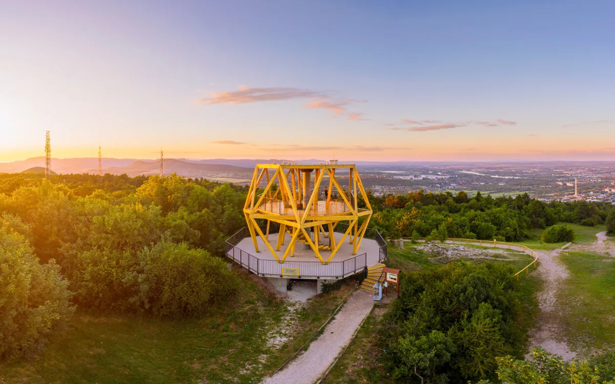 Kirándulás Budapesten: a Hármashatár-hegyen a Guckler Károly-kilátóból csodás panoráma nyílik