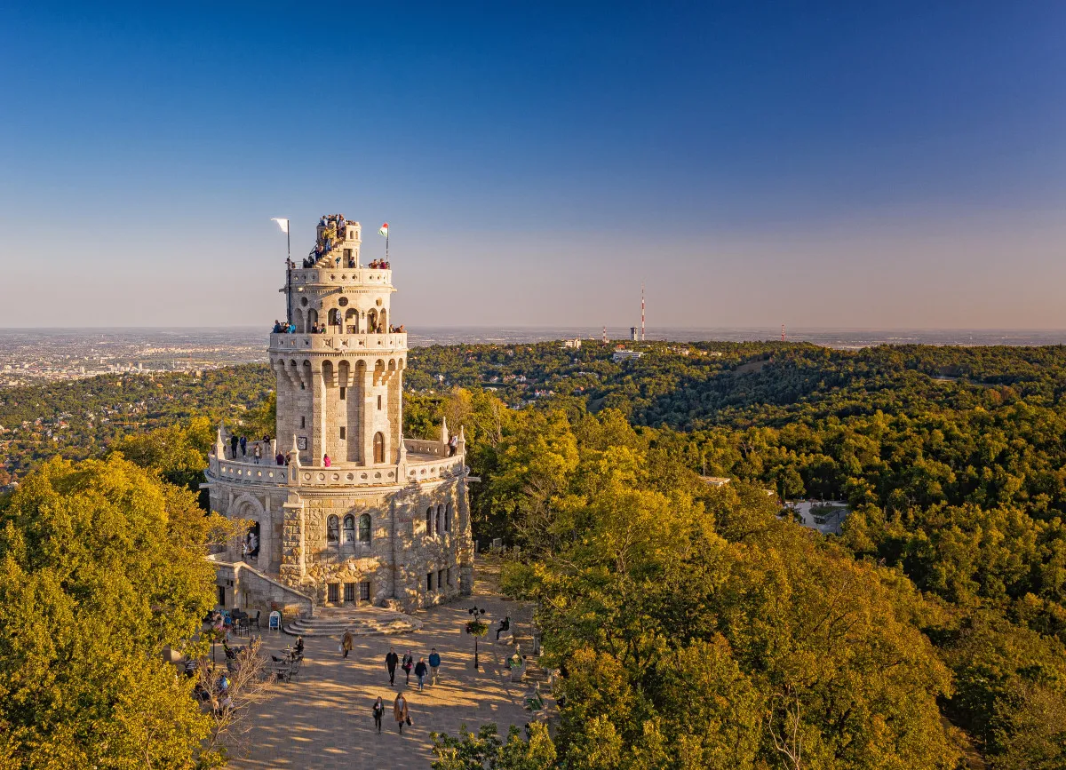 Kirándulás Budapesten: a János-hegyen járva az Erzsébet-kilátót se hagyjátok ki