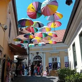 Színes esernyők Szentendre - Külső kép