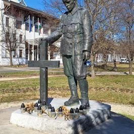 A bajtársának fejfát állító katona Makó - Külső kép