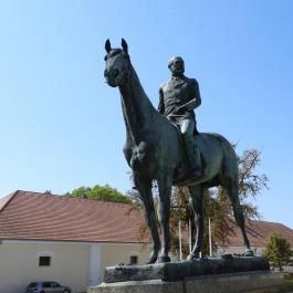 Báró Wenckheim Béla lovasszobra Kisbér - Külső kép