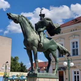 Bocskai István lovasszobra Hajdúszoboszló - Külső kép