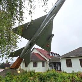 MIG-21F-13-as emlékmű Gyulaháza - Külső kép