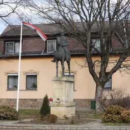 Géza fejedelem lovas szobra Verőce - Külső kép