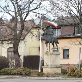 Géza fejedelem lovas szobra Verőce - Külső kép