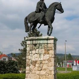 Galánthai Gróf Eszterházy József Antal lovasszobra Tatabánya - Külső kép