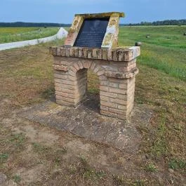 Gróf Szapáry Gyula emléktáblája Tiszabura - Külső kép