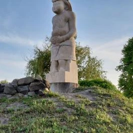 A hatházi kun kőasszony Kiskunlacháza - Külső kép