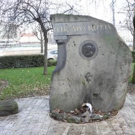 Kányádi Sándor emlékkő & Elek apó kútja Budapest - Külső kép