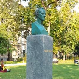 Kazinczy Ferenc-mellszobor Budapest - Külső kép