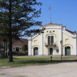 Kiskastély, Magyar Királyi Lovarda Kisbér - Külső kép