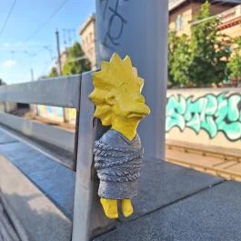 Kolodko: Lisa Simpson miniszobor Budapest - Külső kép