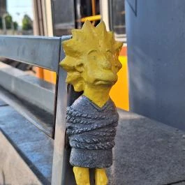 Kolodko: Lisa Simpson miniszobor Budapest - Külső kép