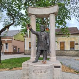 Kossuth-szobor Fehérgyarmat - Külső kép