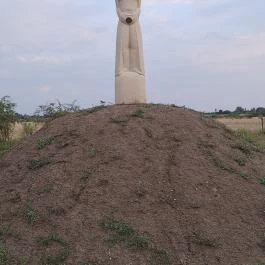 Kun bálvány Berekfürdő - Külső kép