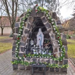 Lourdes-i barlang Balmazújváros - Külső kép