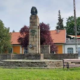 Mátyás király fejszobra Visegrád - Külső kép