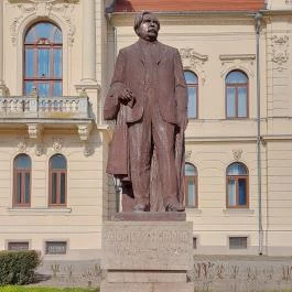 Móricz Zsigmond szobra Kisújszállás - Külső kép