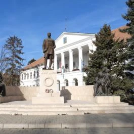 Návay Lajos szobra Makó - Külső kép