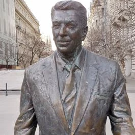 Ronald Reagan szobra Budapest - Külső kép